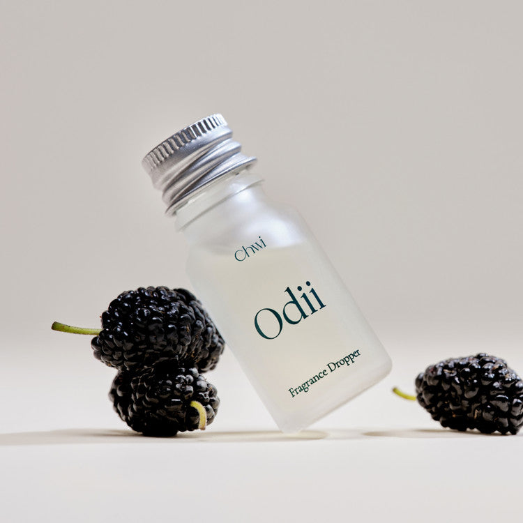 CHWI (CHI) Odii Frangrance Dropper 10ml de la marque CHI, flacon blanc avec des fruits noirs sur fond clair.