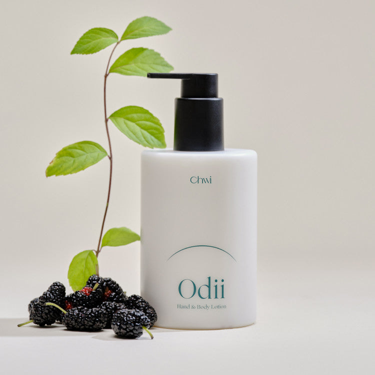 CHWI (CHI) Odii Hand & Body Lotion 300ml, flacon blanc noir, feuilles et mûres sur fond clair.