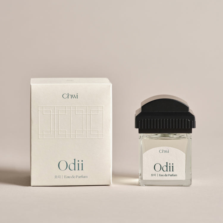 CHWI (CHI) Odii Parfume 50ml : flacon et boîte Chwi sur fond clair, image produit en studio.