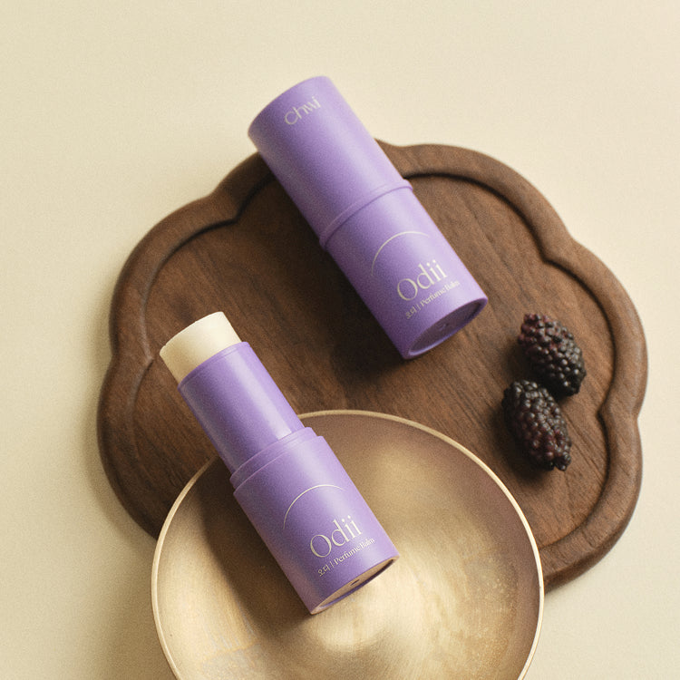 CHWI (CHI) Odii Parfume Balm 4.6g, baume parfumé CHWI, posé sur bois avec pot et ambiance boudoir, violet