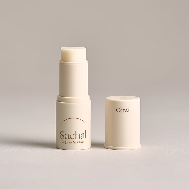 CHWI (CHI) Parfume Balm 4.6g de marque Chwi, baume parfumé sur fond clair, photo produit en studio.