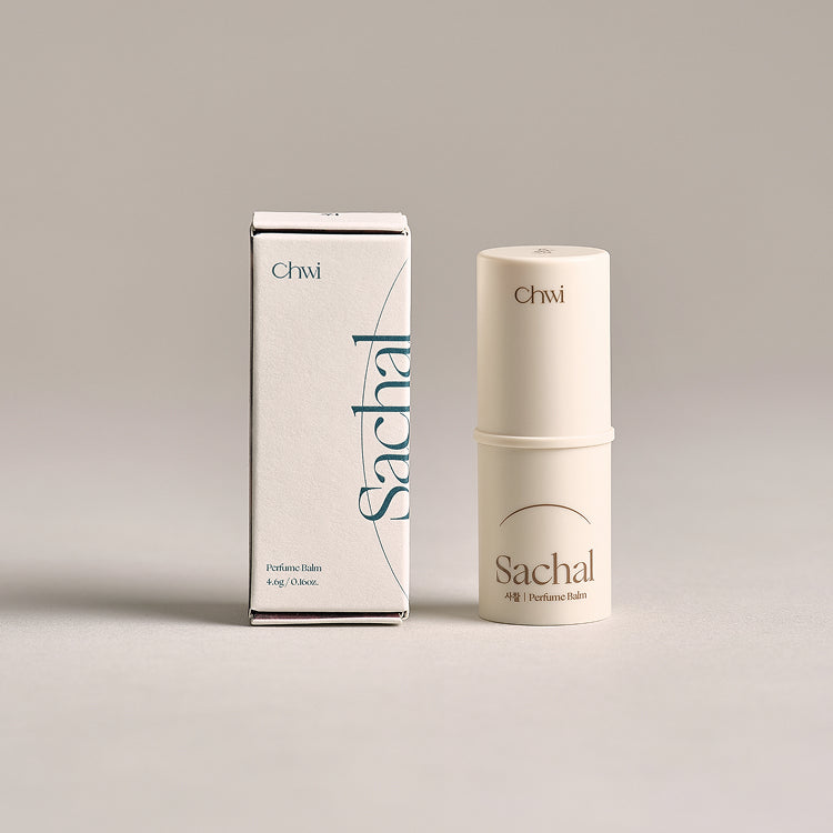 Décris l'image en français : CHWI (CHI) Parfume Balm 4.6g, marque Chwi, baume parfumé en photo sur fond clair.