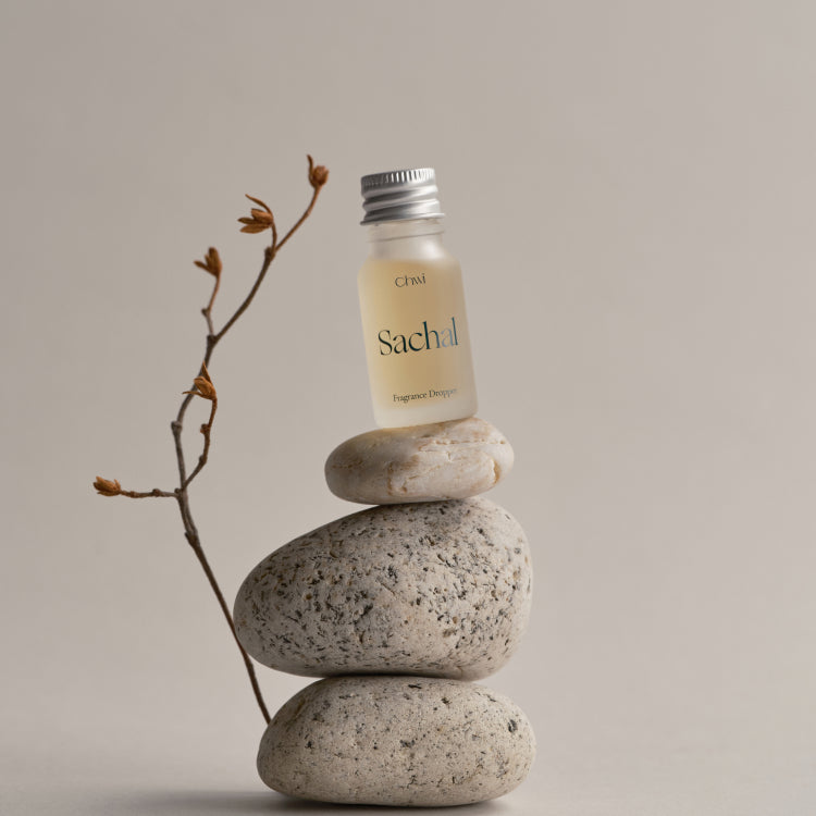 CHWI (CHI) Sachak Fraangrance Dropper 10ml de la marque CHWI, flacon sur galets avec branche en fond clair
