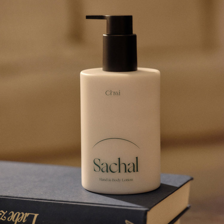 CHWI (CHI) Sachal Hand & Body Lotion 300ml, flacon pompe sur livres, image produit en ambiance beige.