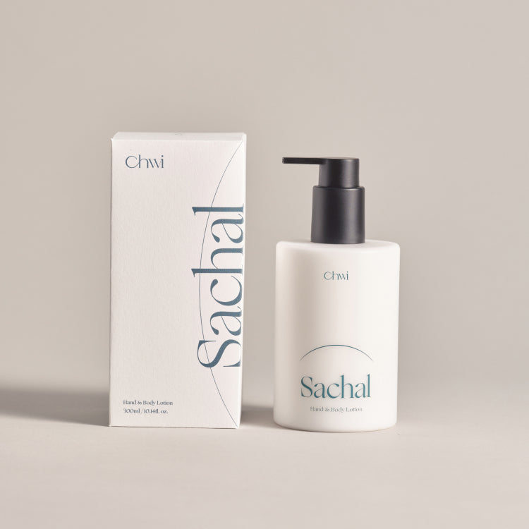 Décris l'image en français : CHWI (CHI) Sachal Hand & Body Lotion 300ml, marque Chwi, flacon avec boîte sur fond clair.