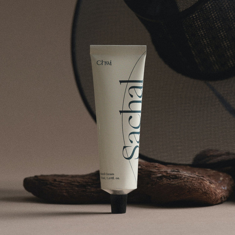 CHWI (CHI) Sachal Hand Cream 50ml, crème pour les mains CHWI, tube blanc sur fond beige avec texture bois