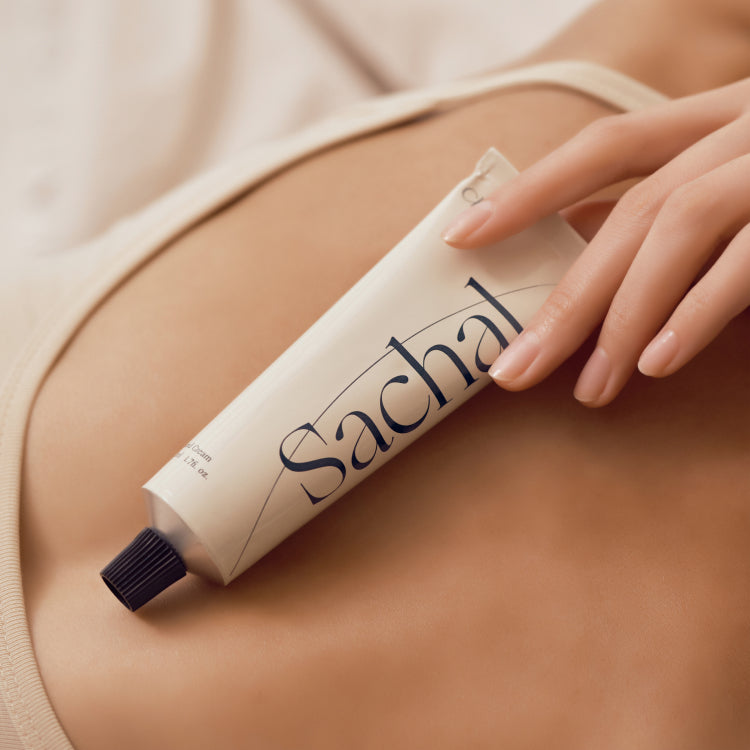 CHWI (CHI) Sachal Hand Cream 50ml, tube sur main avec crème, contexte soin spa, marque CHWI en français