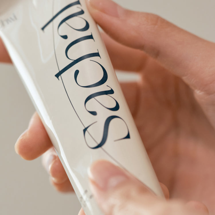 CHWI (CHI) Sachal Hand Cream 50ml, tube en main, gros plan sur peau et produit de marque CHWI (CHI).