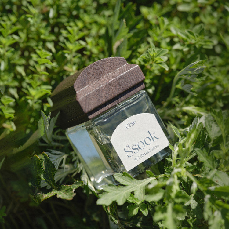 CHWI (CHI) Ssook Parfume 50ml, flacon sur herbe verte, marque CHWI, contexte jardin naturel, image produit