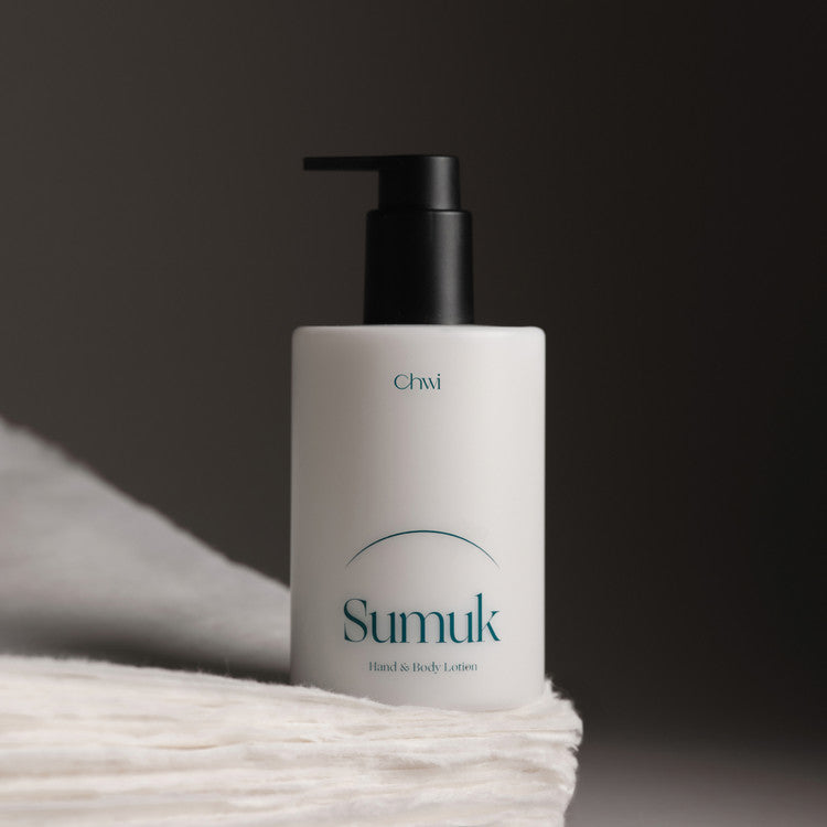 CHWI (CHI) Sumuk Hand & Body Lotion 300ml, flacon sur serviette blanche, arrière-plan sombre, marque CHWI.