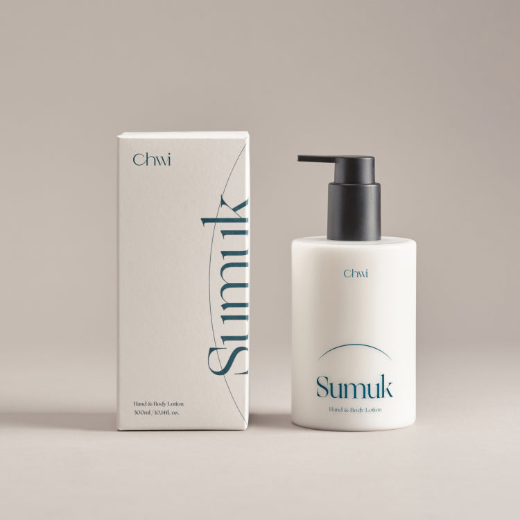 CHWI (CHI) Sumuk Hand & Body Lotion 300ml : flacon et boîte Chwi sur fond beige, présentation produit en studio.