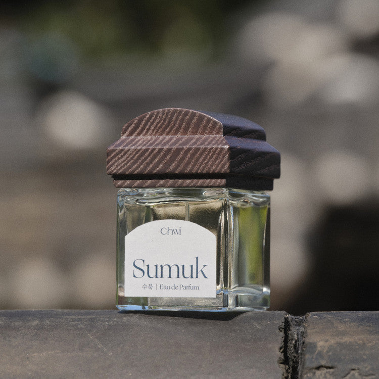 CHWI (CHI) Sumuk Parfume 50ml, bouteille en verre sur pierre, décor flou, marque CHWI, ambiance parfum