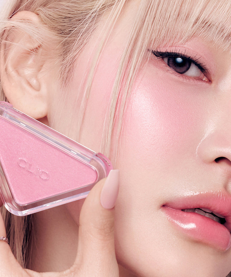 CLIO  Essential Blush Tab : jeune femme maquillée, blush rose dans le boîtier, fond lumineux, gros plan beauté