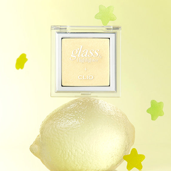 CLIO Glass & Highlighter, étui maquillage CLIO sur fond jaune pastel avec éclats et fleurs, produit en gros plan