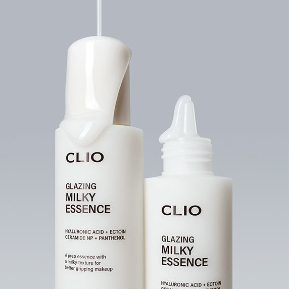 CLIO Glazing Milky Essence 120ml, flacon crème laiteuse CLIO sur fond gris, photo produit en contexte beauté