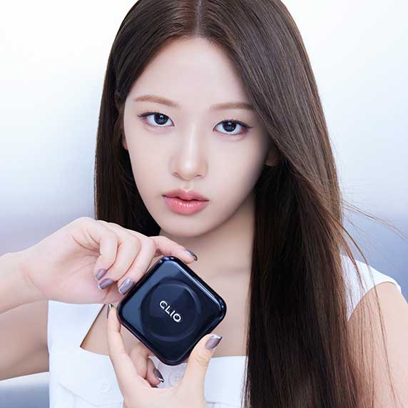 Photo produit : CLIO Kill Cover Founwear Cushion Set (Products+Refill) avec jeune femme tenant le boîtier, fond clair.