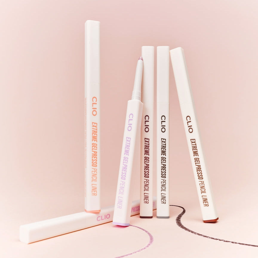 CLIO  NEW Extreme Gelpresso Pencil Liner, crayons eyeliner de la marque CLIO sur fond rose, maquillage.