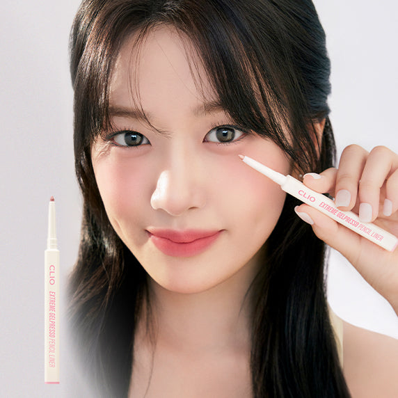 CLIO  NEW Extreme Gelpresso Pencil Liner, maquillage yeux : une femme montre le stylo eyeliner gelpresso en main.