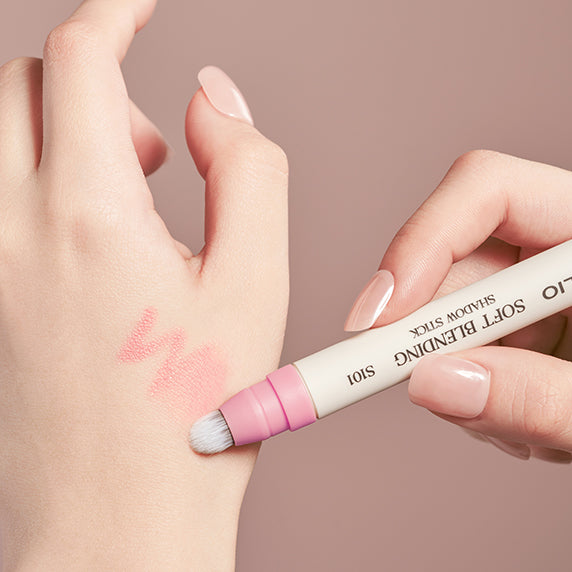 CLIO  Soft Blending Shadow Stick de la marque CLIO, appliqué sur la main avec une texture de fard crème, gros plan.