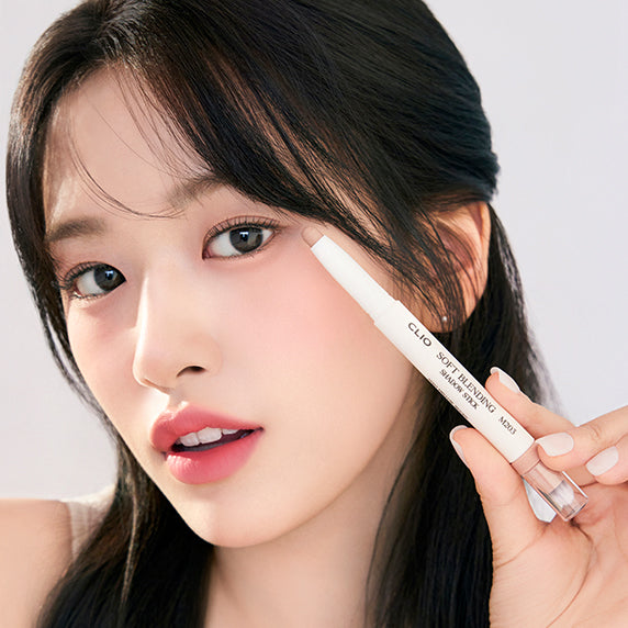 CLIO  Soft Blending Shadow Stick de la marque CLIO, maquillage yeux en gros plan, application sur une main, photo lifestyle.
