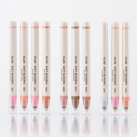 CLIO  Soft Blending Shadow Stick : collection de sticks démaquillés, sur fond clair, marque CLIO, vue produit.