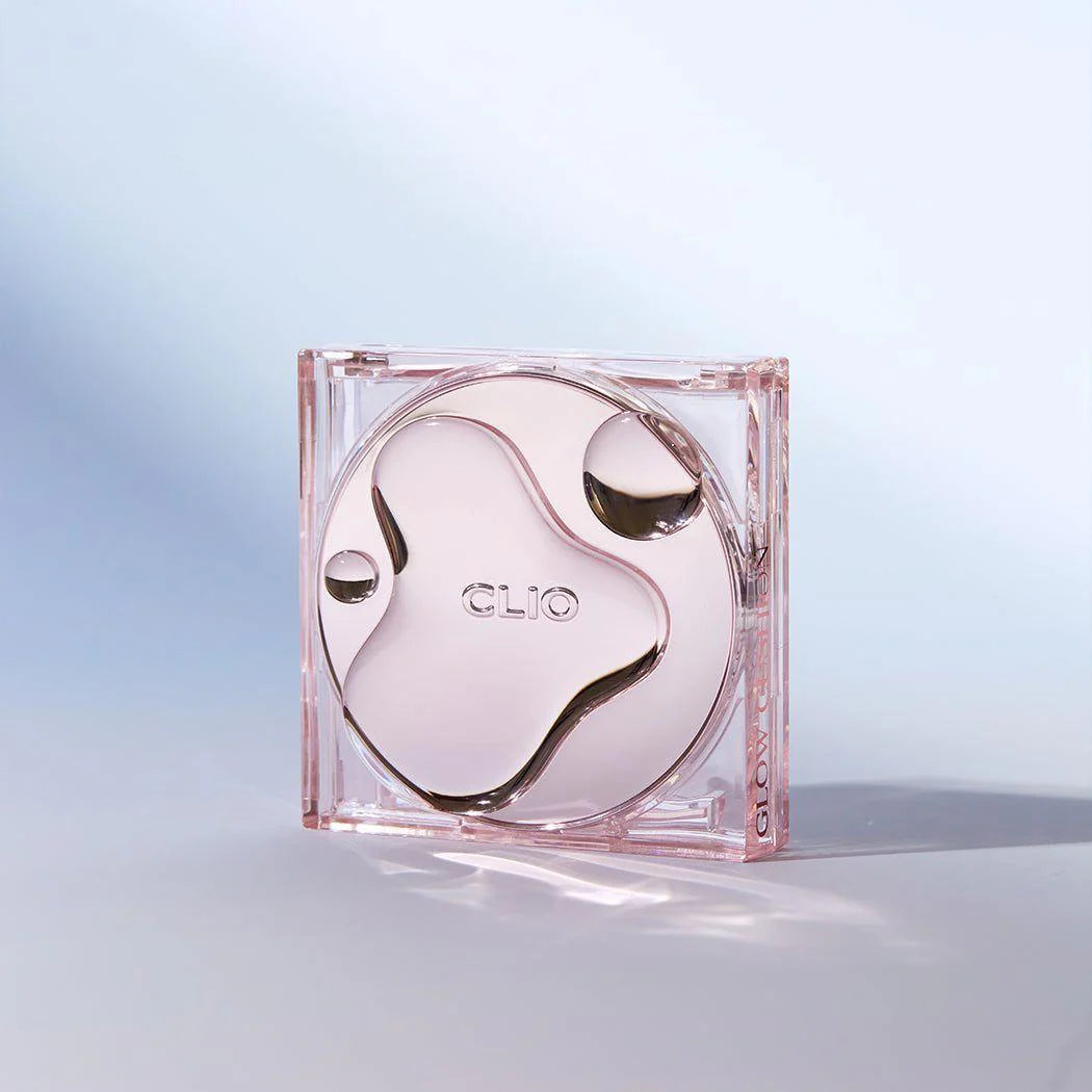 CLIO Kill Cover High Glow Cushion de CLIO, étui produit transparent sur fond blanc, texture éclatante visible