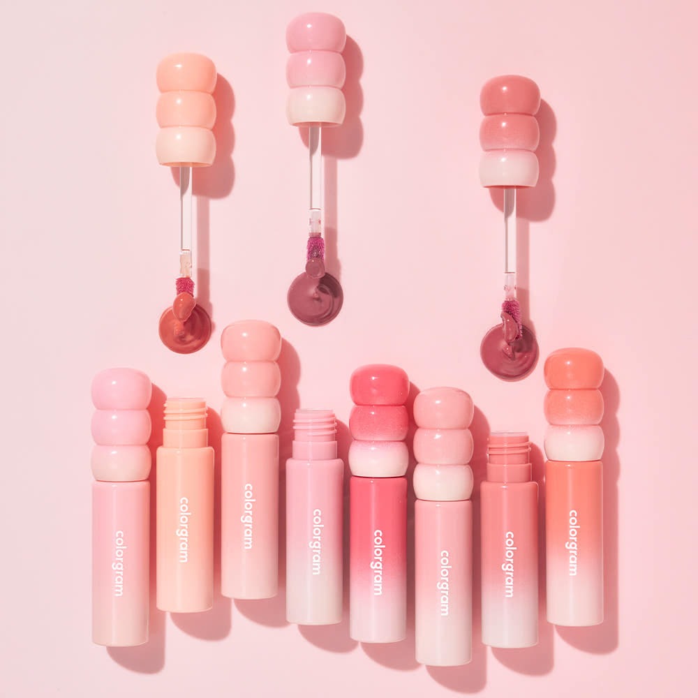 COLORGRAM Tanghulu Tangle Tint Milk 3g, tubes et teintes roses sur fond pastel, marque COLORGRAM en contexte maquillage