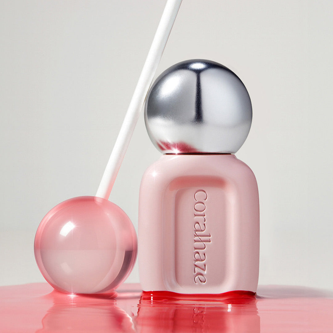 CORALHAZE Dew Drop Tint 4.5g de CORALHAZE, flacons roses et goutte rosée sur fond clair, visuel maquillage