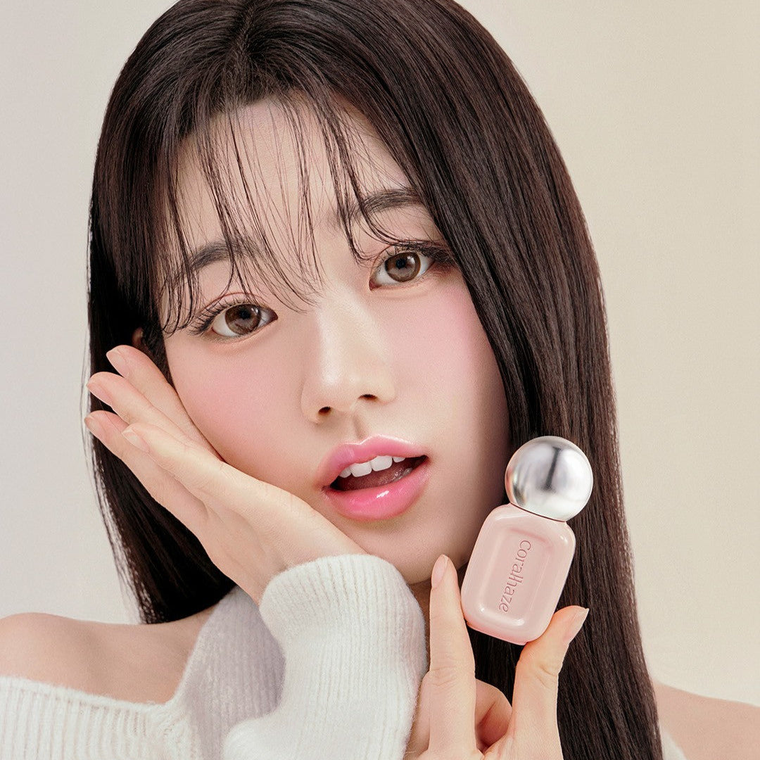 CORALHAZE Dew Drop Tint 4.5g, maquillage lèvres en douceur : une femme tient le produit, fond clair, style beauté.