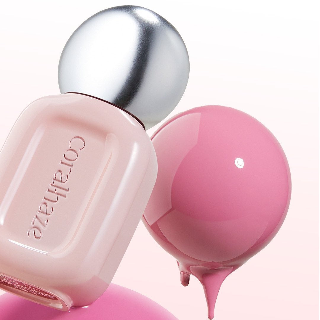 CORALHAZE Dew Drop Tint 4.5g, marque CORALHAZE, baumes gouttes roses sur fond clair, packshot beauté.