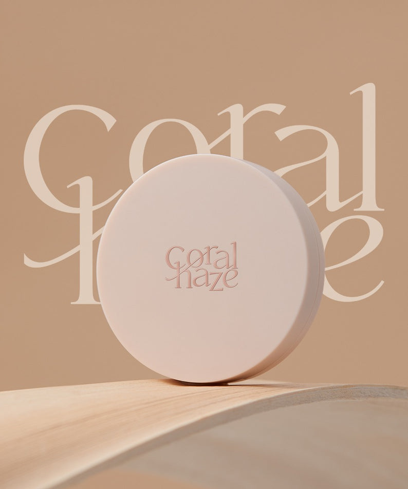 CORALHAZE Fixing Blur Cushion SPF50 PA++++ 13g en contraste avec un arrière-plan beige élégant.