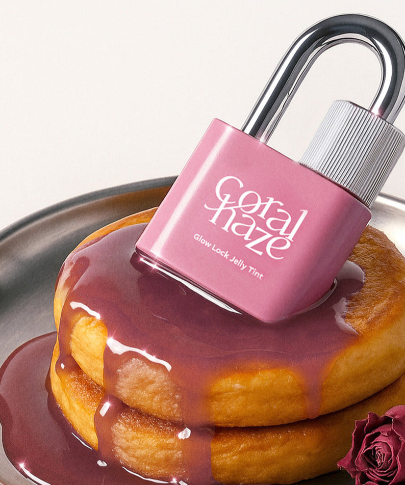 CORALHAZE Glow Lock Jelly Tint posé sur des crêpes nappées de sirop avec une rose à côté, mettant en valeur l'élégance du produit.