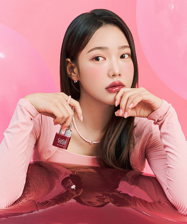 Jeune femme avec CORALHAZE Glow Lock Jelly Tint dans un cadre rose élégant