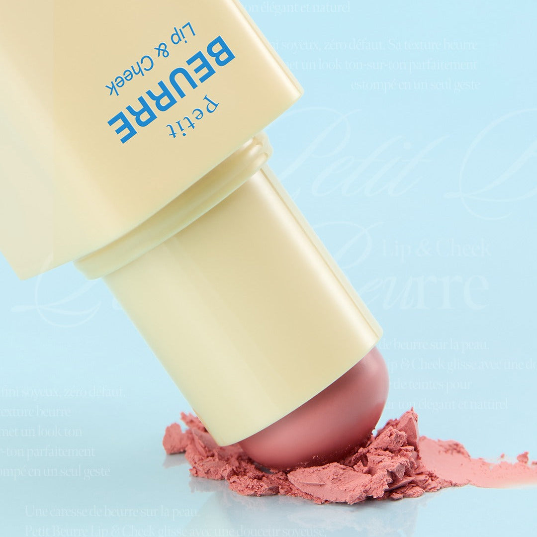 CORALHAZE Petit Beurre Lip & Cheek 6 Colors : coffret maquillage avec teintes rose, applicateur sur fond bleu clair.
