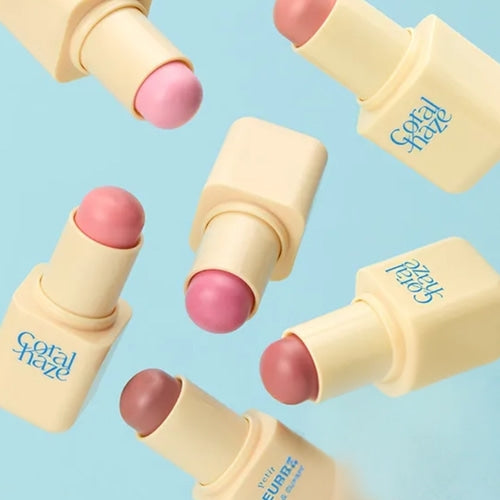 CORALHAZE Petit Beurre Lip & Cheek 6 Colors de la marque, baumes à lèvres sur fond bleu pastel, teintes roses et nude.