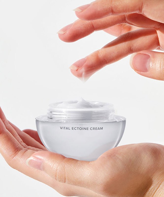 CORALHAZE Vital Ection Cream 50ml, pot crème blanc tenu par des mains, contexte soin beauté sur fond clair.