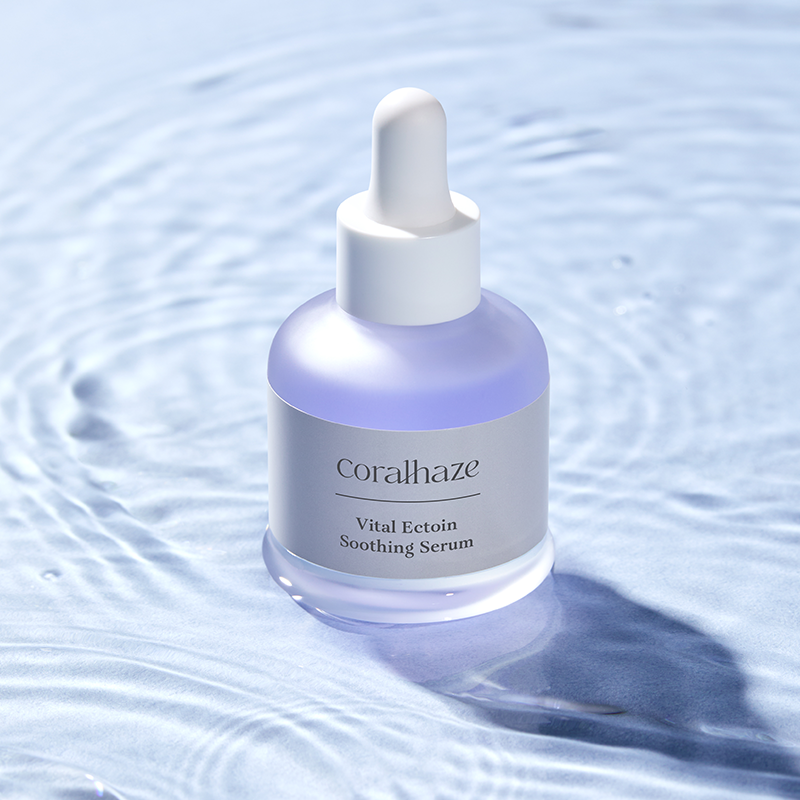 CORALHAZE Vital Ection Soothing Serum 30ml, flacon apaisant Coralahaze sur fond eau bleu, ambiance spa.