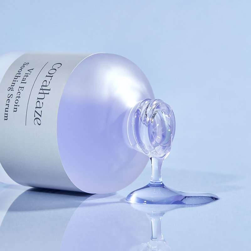 CORALHAZE Vital Ection Soothing Serum 30ml, flacon bleu et sérum versé sur fond bleu clair, effet apaisant.