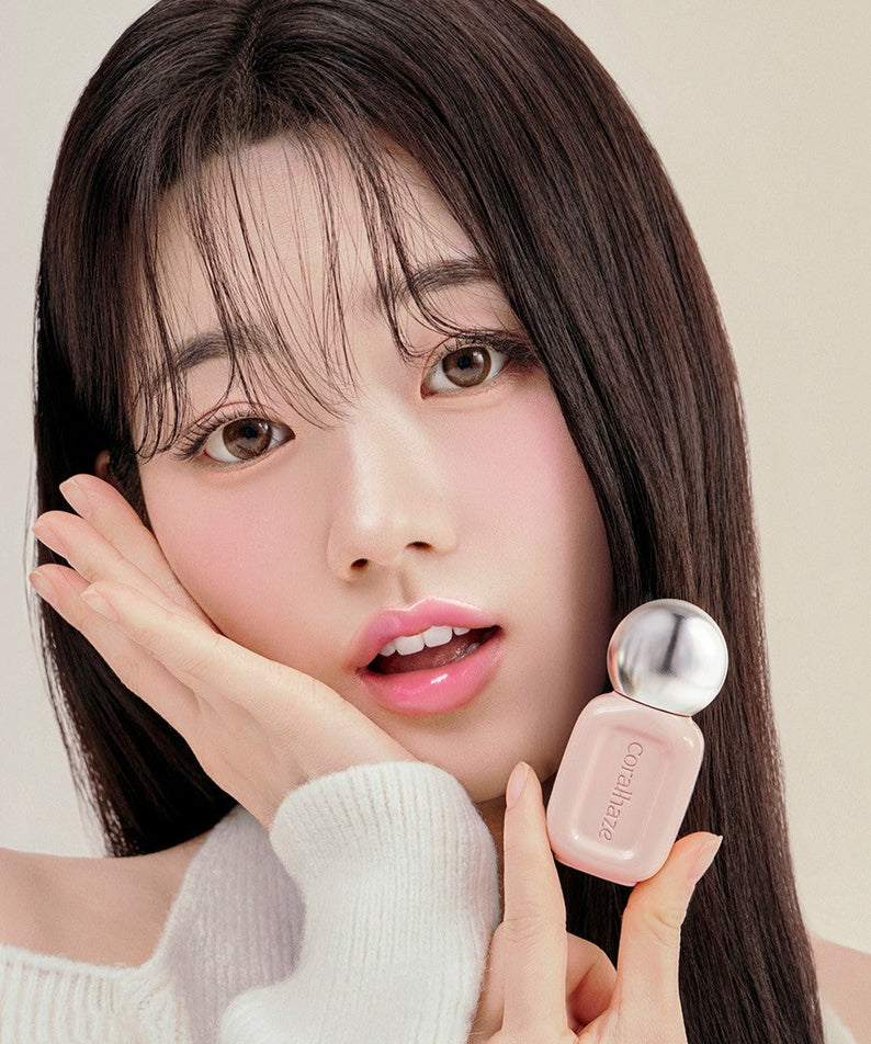 Femme tenant CORALHAZE Dew Drop Tint 4.5g, maquillage tendance et élégant pour une beauté naturelle.