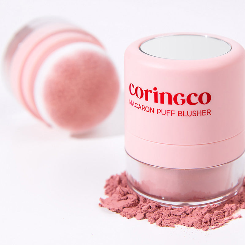 CORINGCO Macaron Puff Blusher de la marque Coringco, flacon rose et poudre, photo maquillage sur fond clair