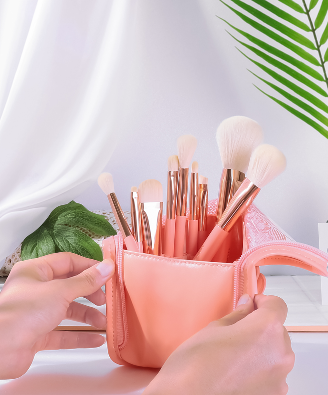 CORINGCO Rose Book Watercolor Brush 9p Set, marque CORINGCO, pinceaux aquarelle en étui rose, mains en tenue créative