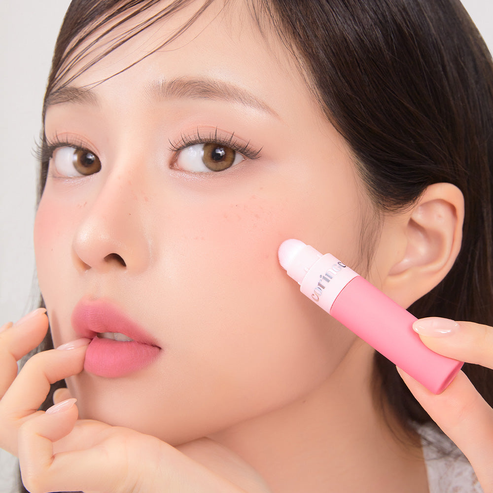 CORINGCO Topping Tip Velvet Lip Tint sur les lèvres, jeune femme appliquant le produit, fond clair, gros plan maquillage