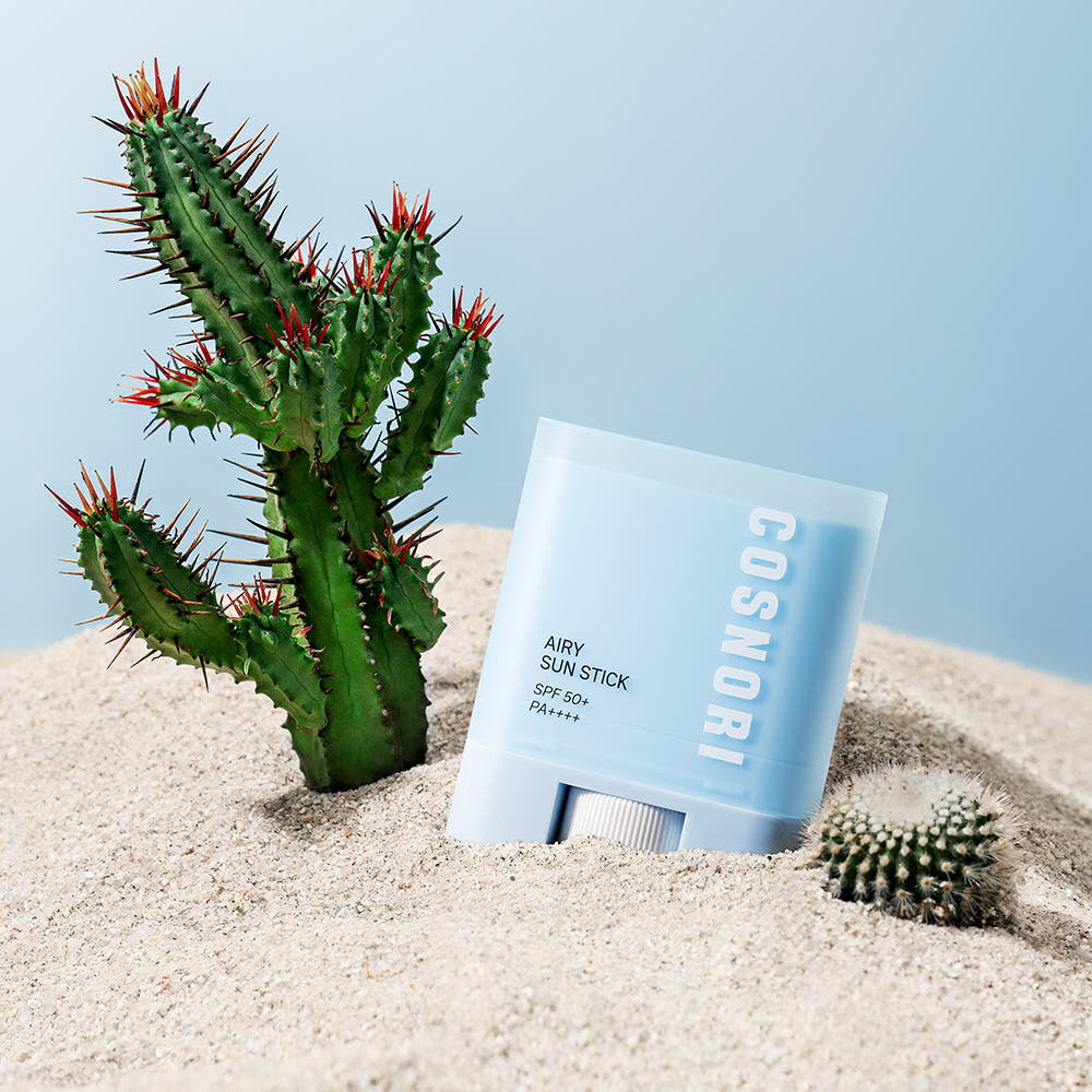COSNORI Airy Sun Stick 20.5g (SPF50+ PA++++) sur sable et cactus, visuel soleil plage, marque COSNORI