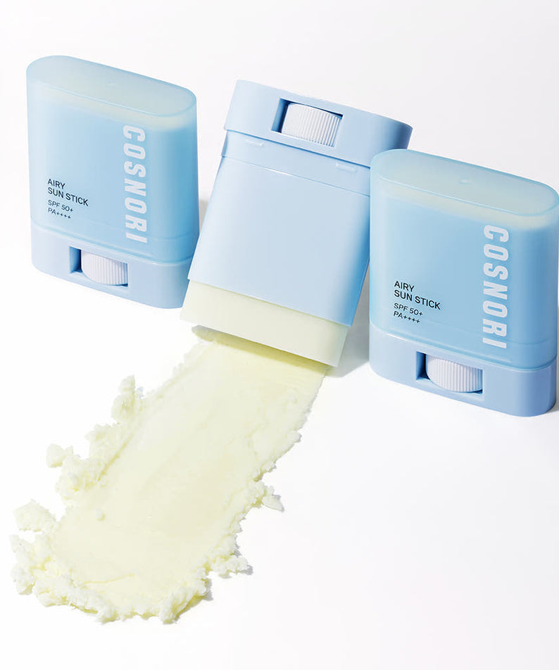COSNORI Airy Sun Stick 20.5g (SPF50+ PA++++) de la marque COSNORI, sticks bleus sur fond clair, texture crème 