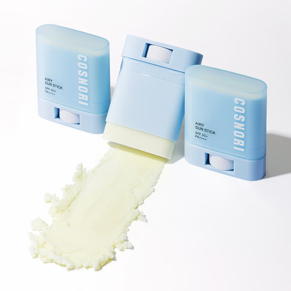 COSNORI Airy Sun Stick 20.5g (SPF50+ PA++++) de la marque COSNORI, sticks bleus sur fond clair, texture crème 