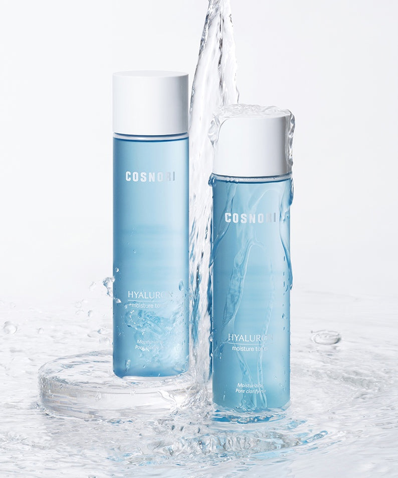 Image de deux bouteilles de COSNORI Hyaluronic Moisture Toner 200ml illustrant l'hydratation et la fraîcheur en action.