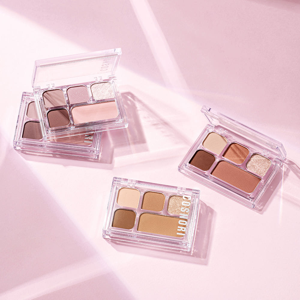 COSNORI My Moment Eye Palette 6.2g : palette fards yeux en boîtiers transparents, sur fond rose pastel, vue produit