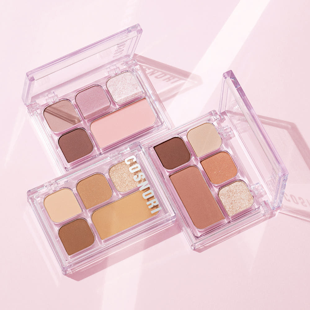 COSNORI My Moment Eye Palette 6.2g : palette yeux en étui transparent, maquillage nude, lumière rose, gros plan produit.