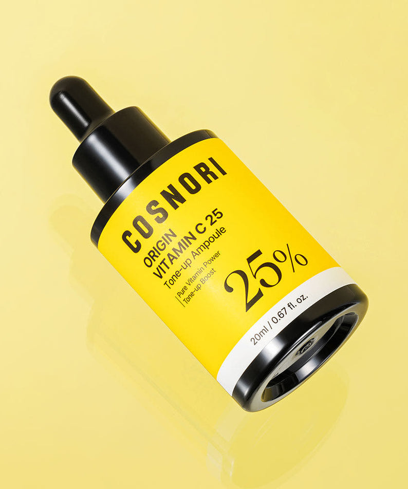 COSNORI Origin Vitamin C 25 Tone-Up Ampoule 20ml de COSNORI sur fond jaune, flacon sérum vitamine C, gros plan