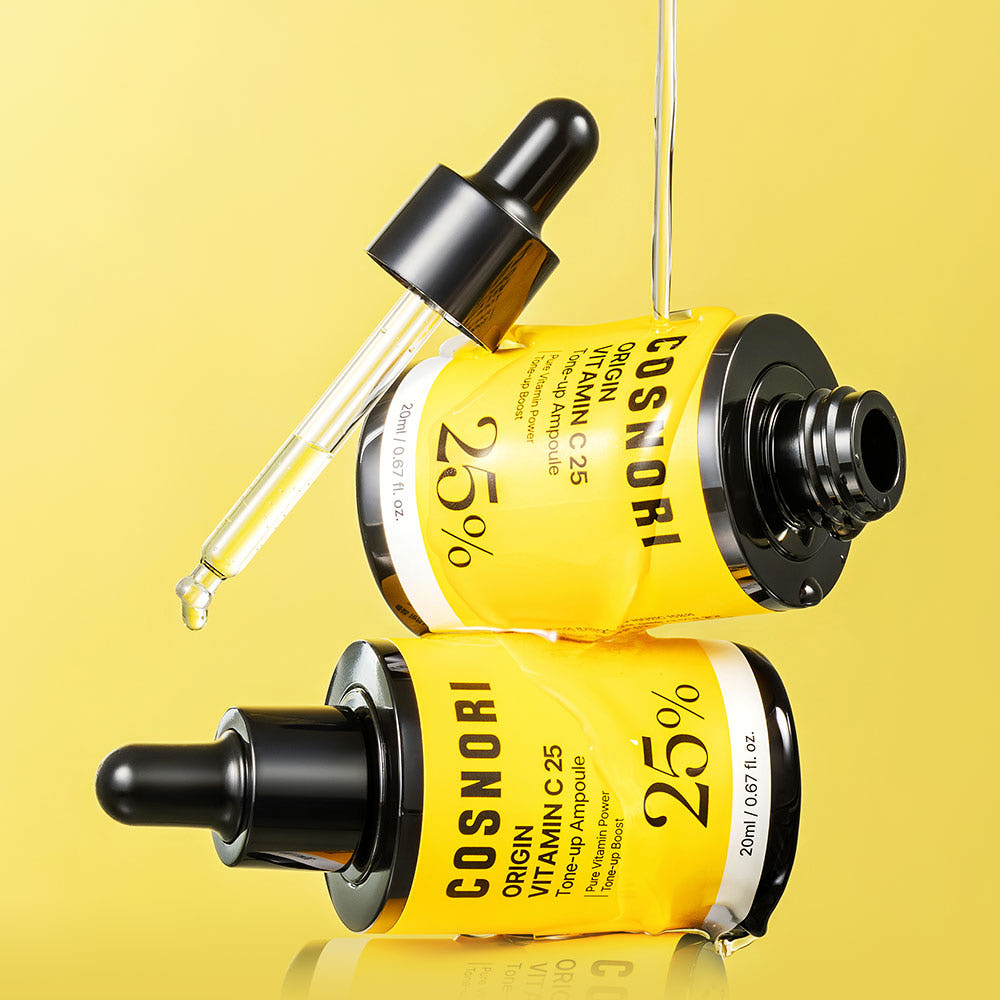 COSNORI Origin Vitamin C 25 Tone-Up Ampoule 20ml de COSNORI, flacons sérum vitamine C sur fond jaune lumineux.